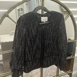 EUC size 6 with zip up and leather details w lace on the shoulders see video